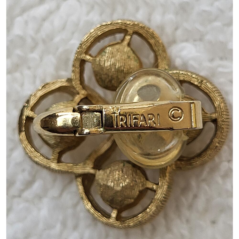 Vintage TRIFARI Gold and Crystal Clover Clip-on Earrings - Picture 3 of 9